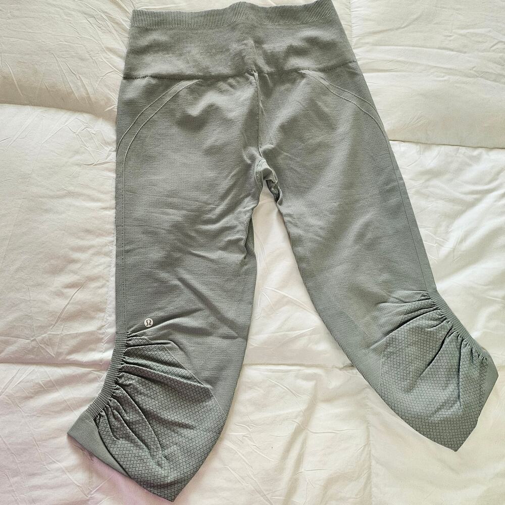 Lululemon Yoga In The Flow Crop Leggings Olive Green! Women's 8 *Worn Once!*